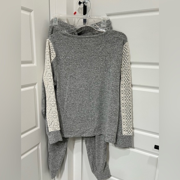 Light Sweater top and jogger pants - Picture 7 of 7